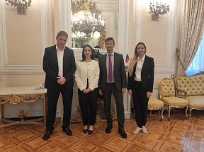 Sobre la reunión con los representantes del holding United Confectionary