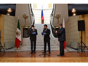 Entregan medalla de Yuri Knórozov a Alejandro Sheseña Entregan medalla de Yuri Knórozov a Alejandro Sheseña