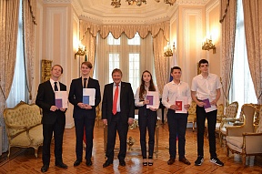 Вручение аттестатов выпускникам школы при Посольстве